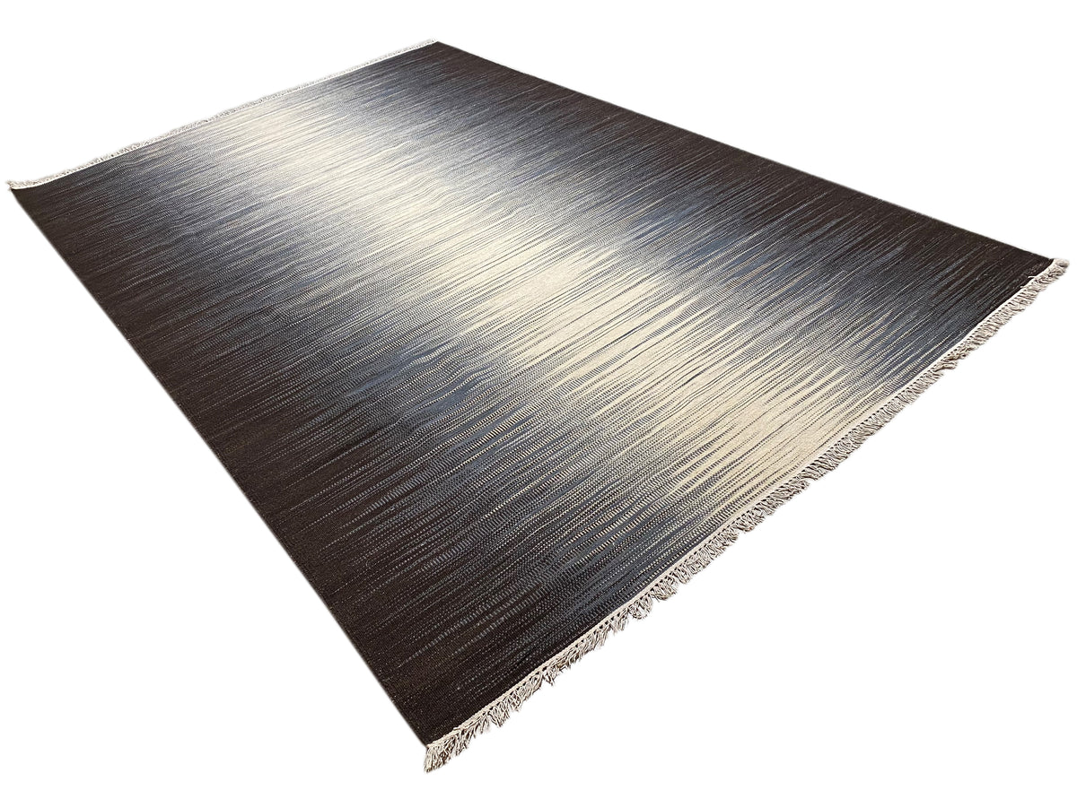 Kelim-Teppich 200x300 cm dreieckig wirkende Perspektive, dunkelbraun und hellgrauer Verlauf.