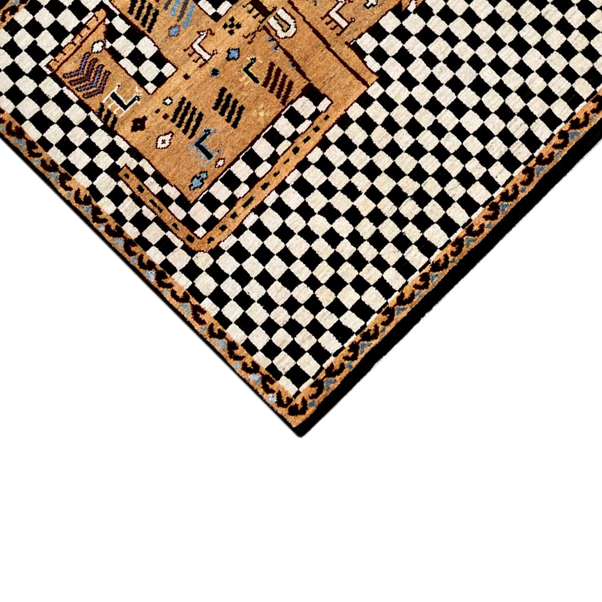 Detail of the carpet edge: black-and-white checkered pattern with a beige section and brown border