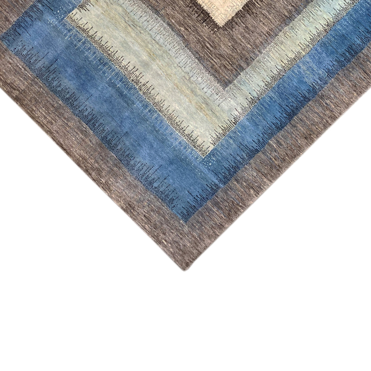 Close-up: geometric central border in blue and cream, surrounded by a brown frame