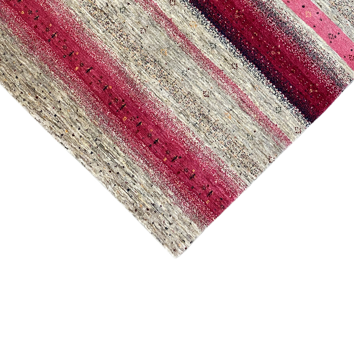 Close-up: Diagonally running stripes on the Gabbeh rug in red and beige