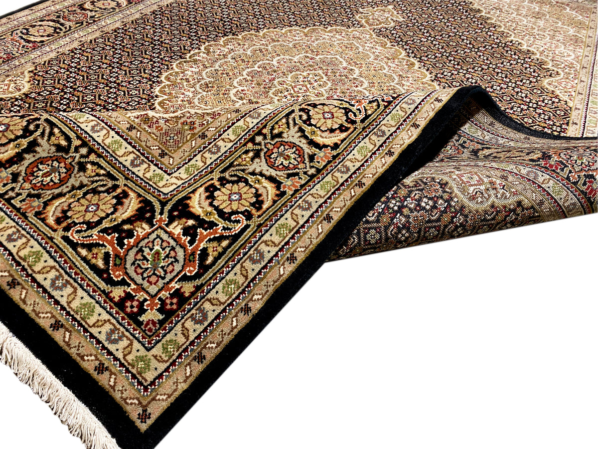 Indo Tabriz-Teppich Eckdetail mit Fransen und floraler Bordüre in Braun, Creme und Rot