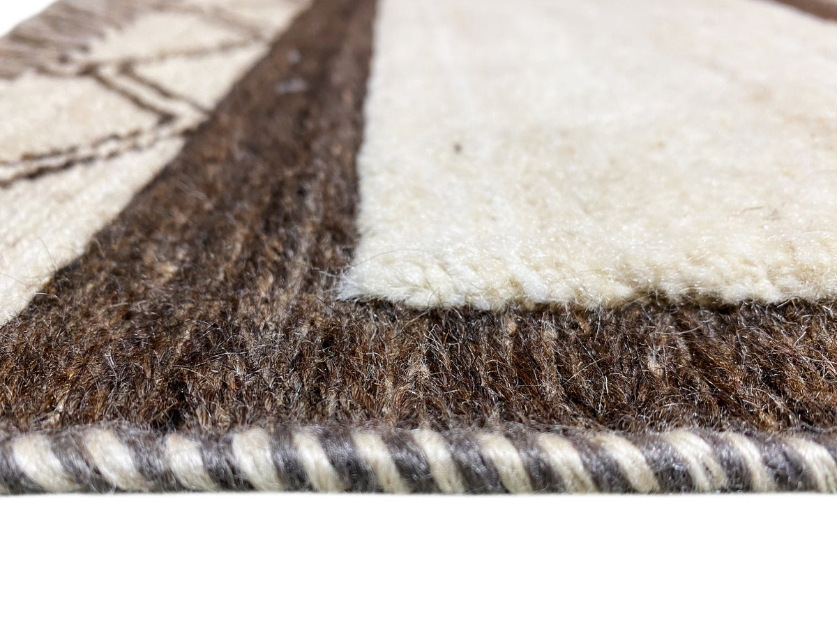Nahaufnahme der Teppichoberfläche: Flor und Kante des Kelim Gabbeh Teppichs, Creme/Braun