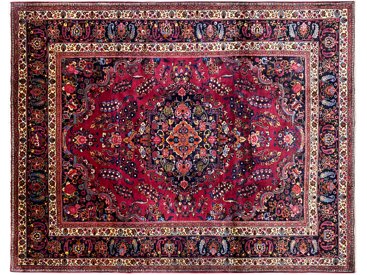 Khorasan-Teppich in Dunkelrot mit Ornamentbordüre und zentralem Medaillon