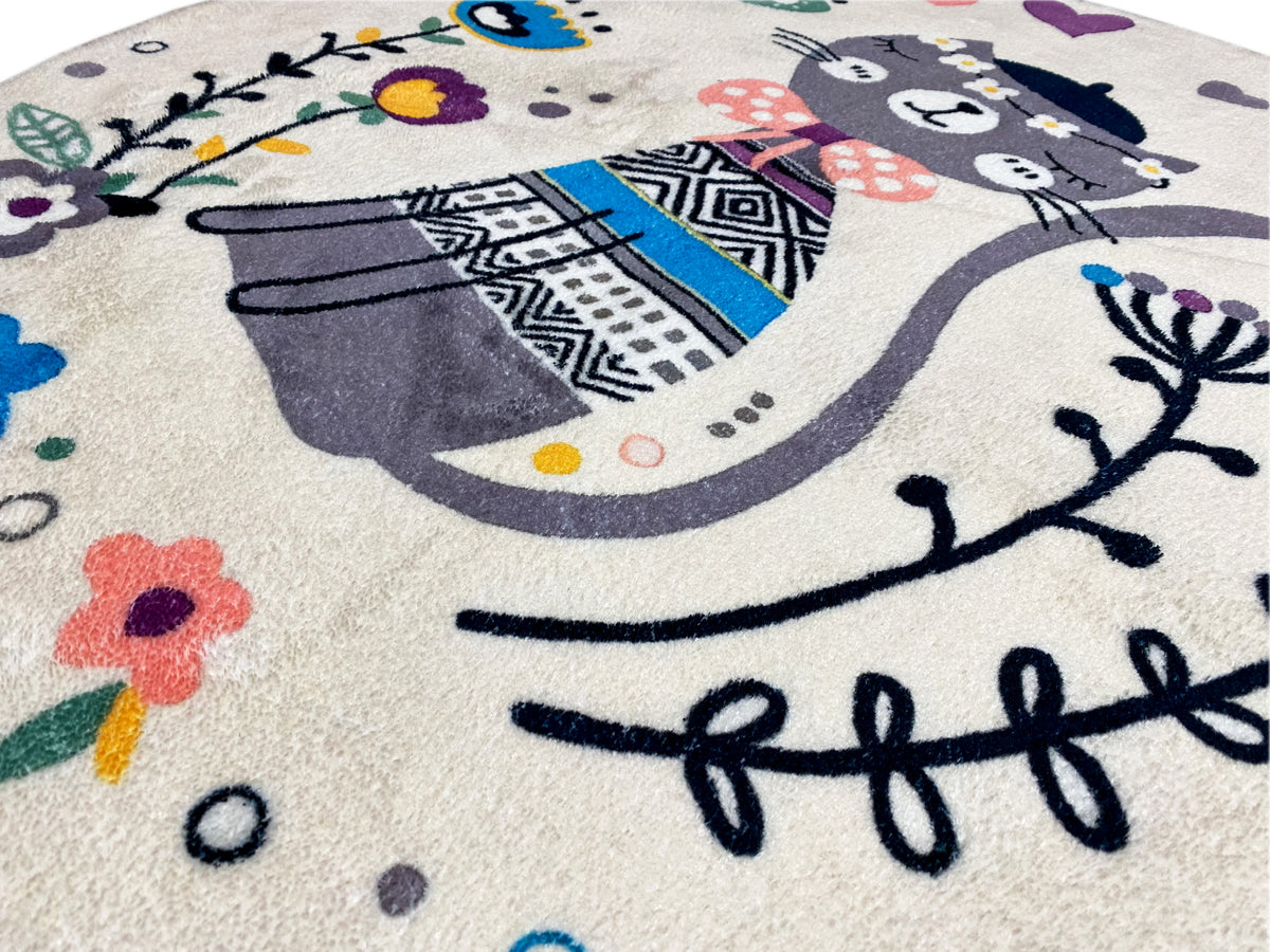 Runder Kinderteppich mit Katzenfigur und Rankenmuster, detailreiche Grafik