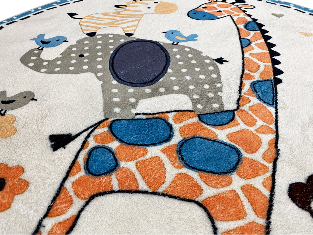 Nahaufnahme vom Kinderteppich mit Giraffenmotiv und gepolsterter Florstruktur