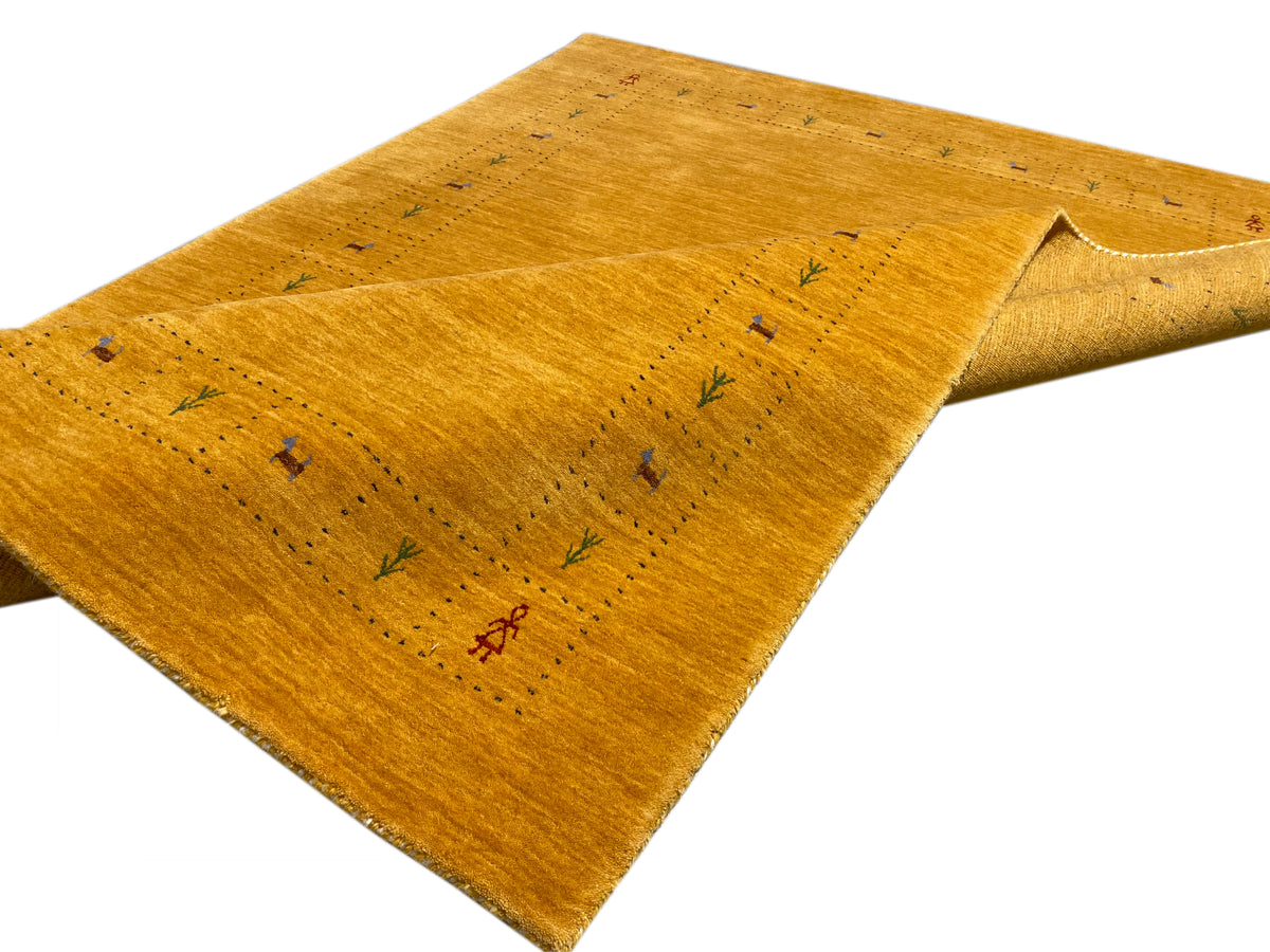 Teppich in Schrägansicht, gelb mit umlaufender Bordüre und geometrischem Muster