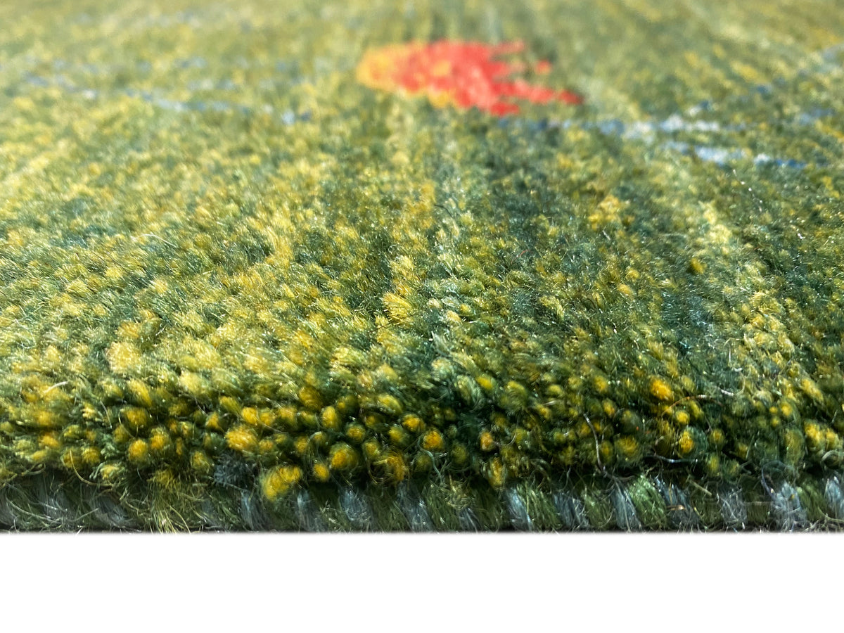 Teppich-Detail mit dichter Florstruktur in Olivgrün, darunter sichtbare Kante