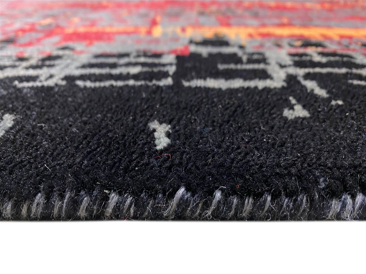 Nahansicht Teppichoberfläche mit schwarzen und grauen Linien sowie roten Farbakzenten.