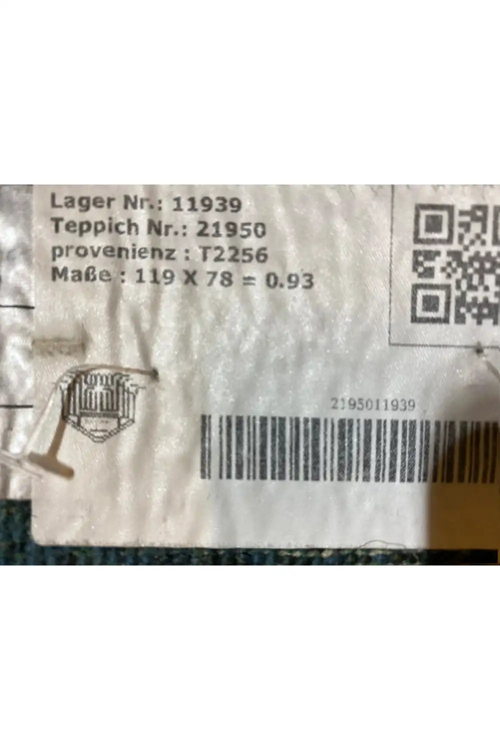 Label on the carpet with warehouse no., type, dimensions, and QR code
