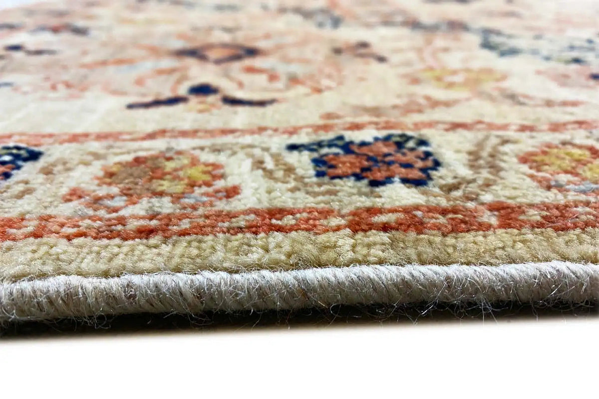 Sultan Abad Exclusive rug: close-up of the pile edge with colorful pattern details