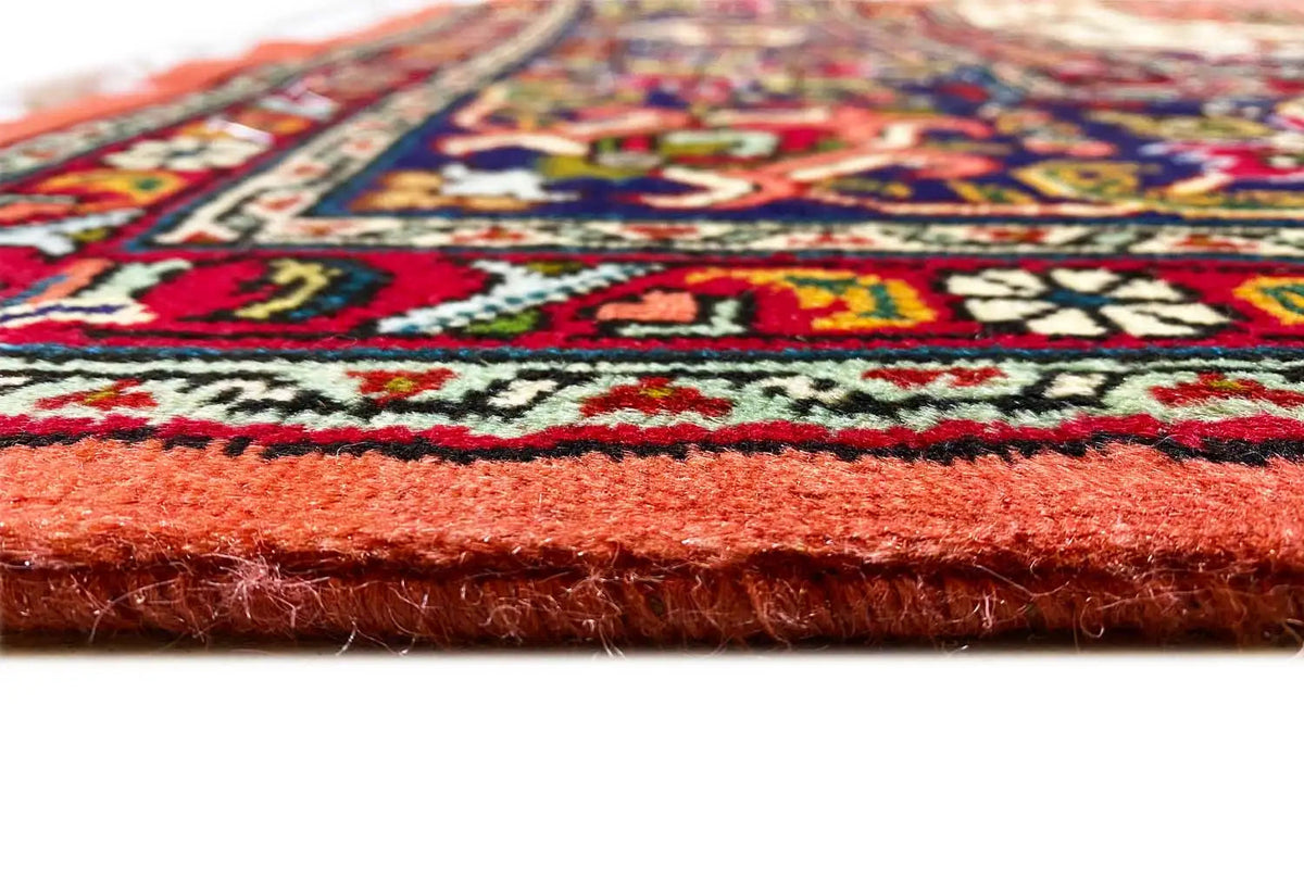 Carpet edge with fringe on the Tabriz carpet, red-orange pile and border pattern
