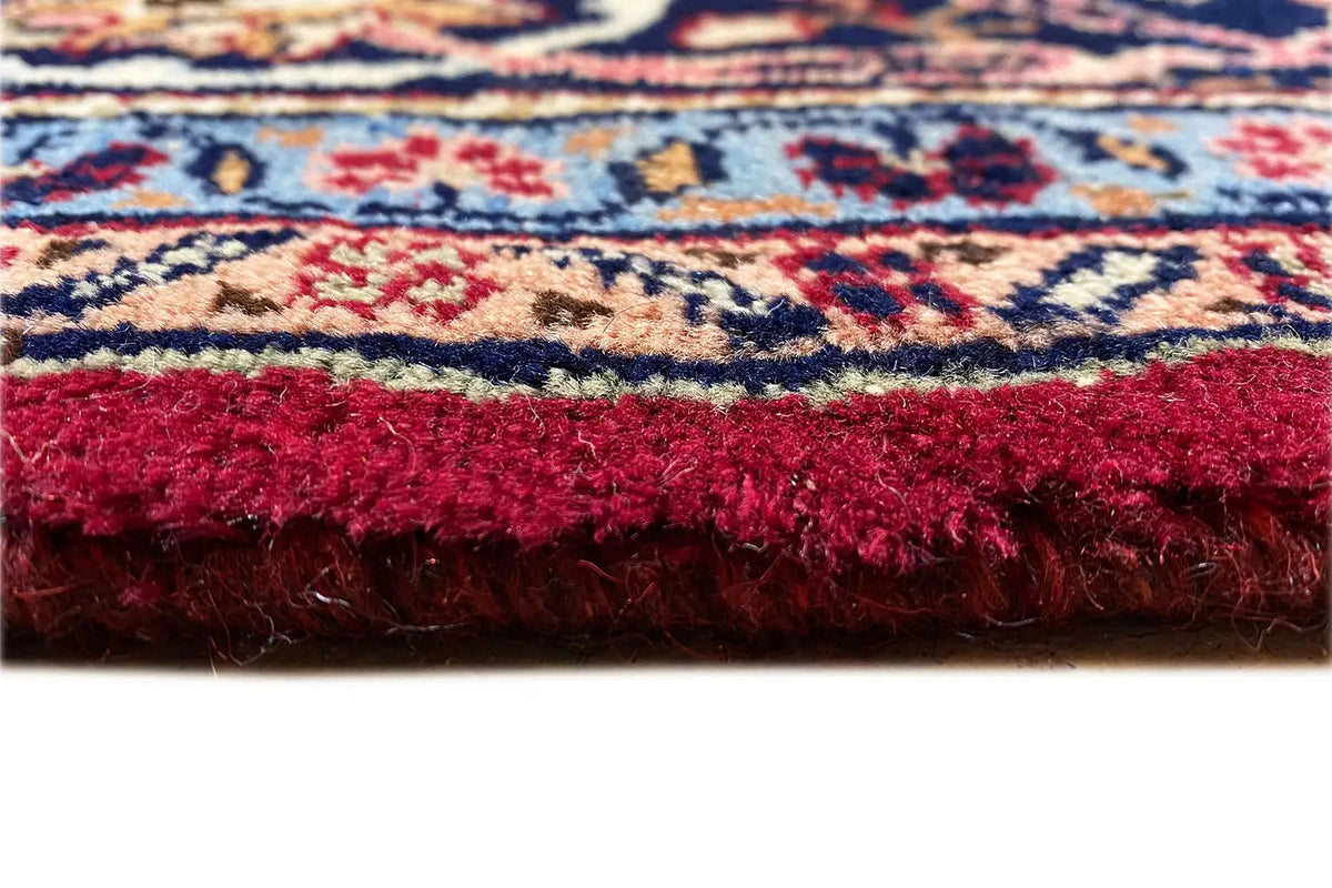 Khorasan carpet: close-up of the carpet edge with pile and fringe.