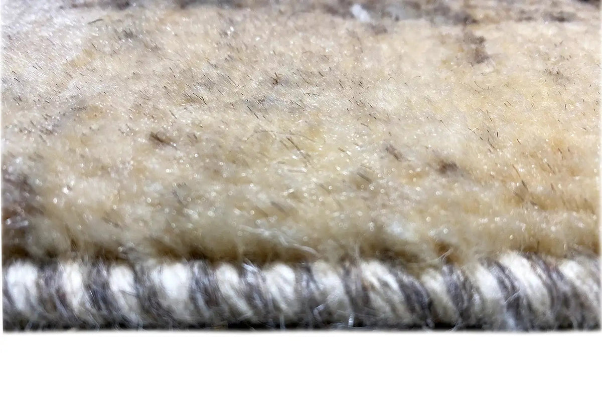 Gabbeh-Lori rug: close-up of the pile and fringed edge, light beige with dark threads