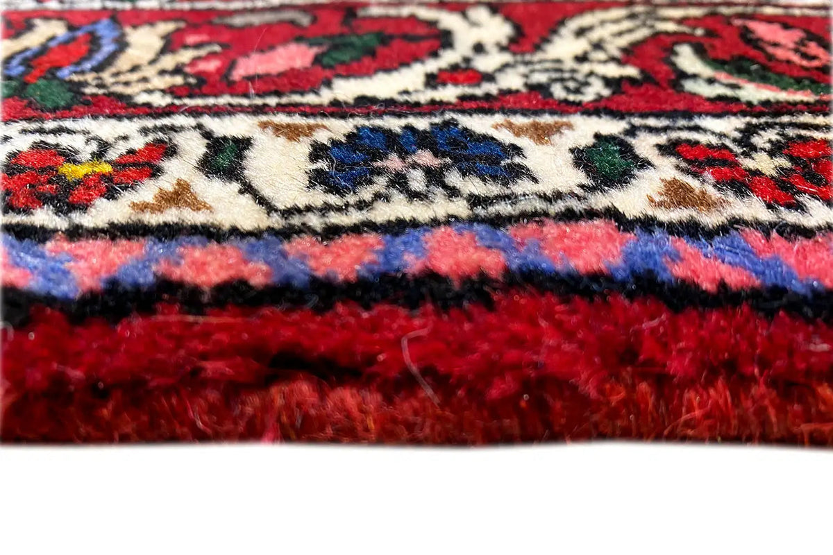 Close-up of the Bakhtiari rug (157x106 cm): lilac-red border and dense pile