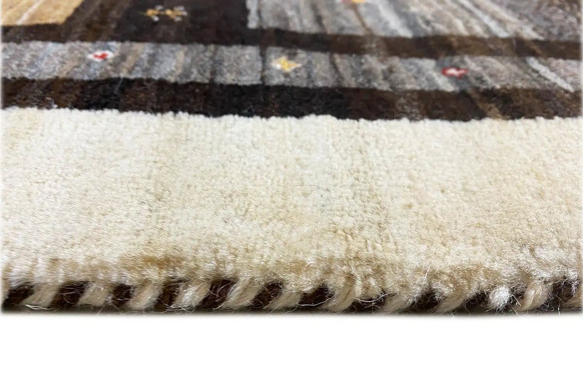 Gabbeh-Lori rug: light-colored fringes and lower edge along the border, finely woven surface