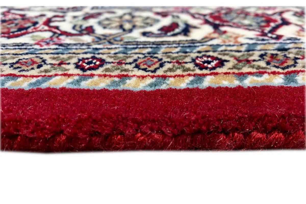 Oriental rug Bidjar: front edge with short red pile and multicolored border pattern