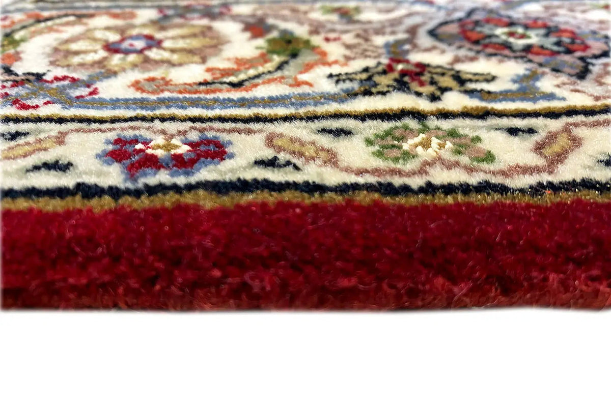 Indo-Tabriz rug: red pile at the edge with fine fringe