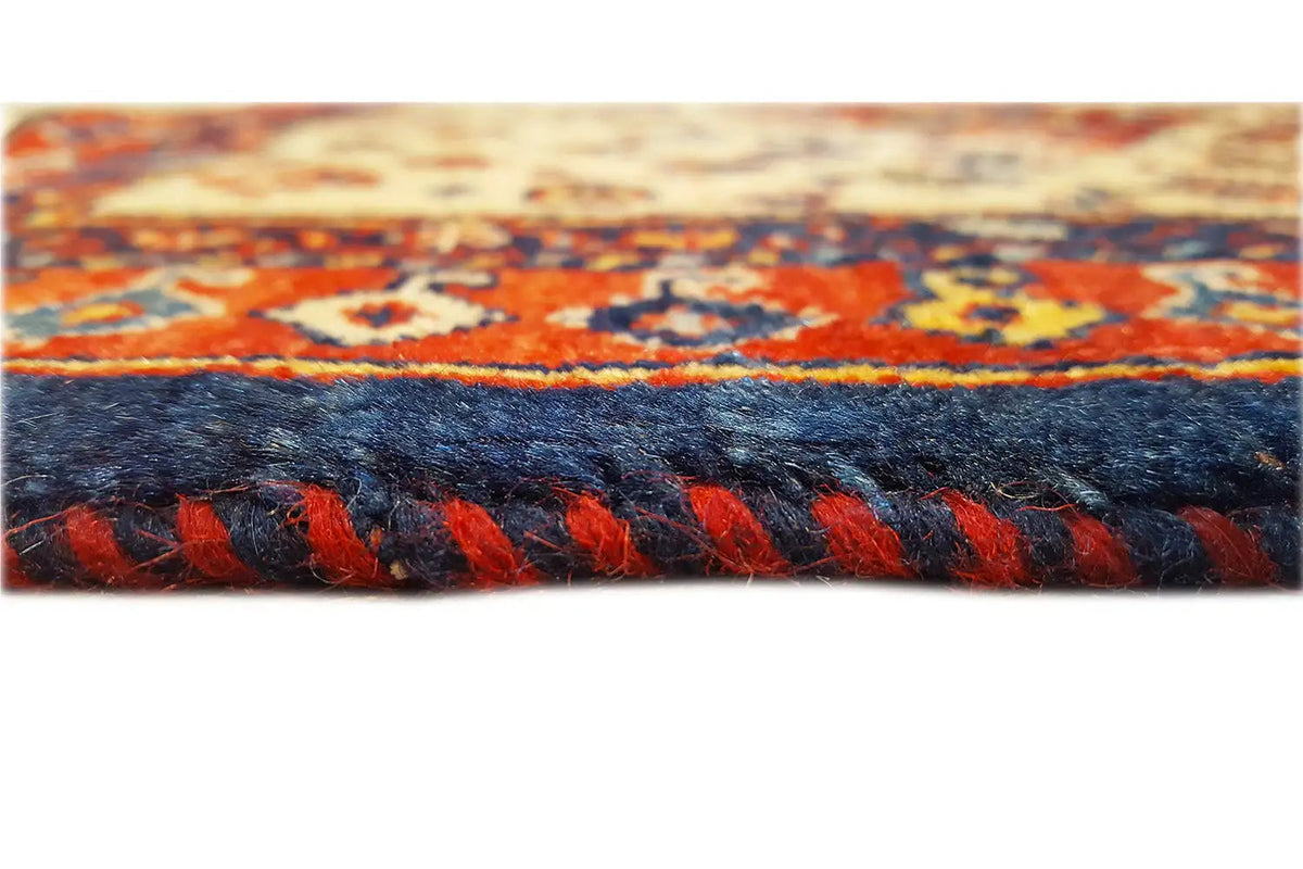 Qashqai exclusive rug edge with fringe, red-and-blue pattern along the border