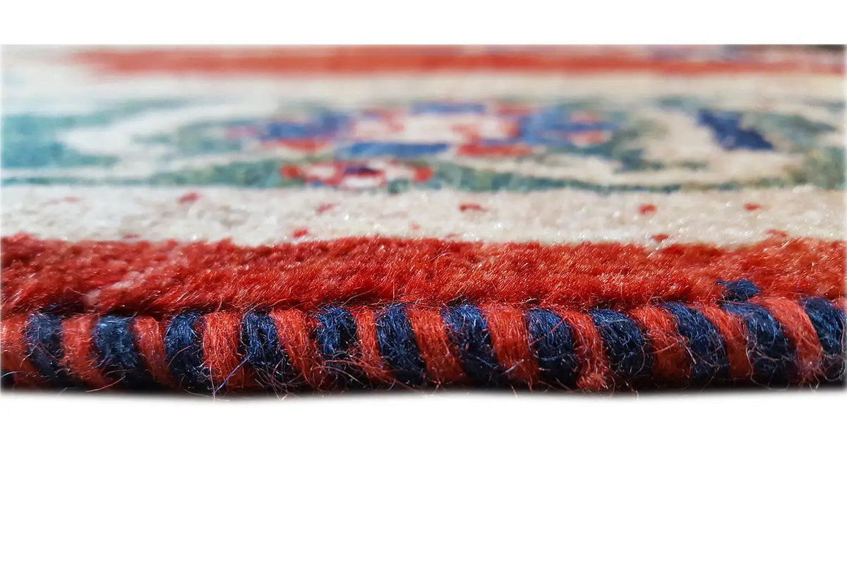 Carpet edge with a short-hemmed fringe trim in red and blue