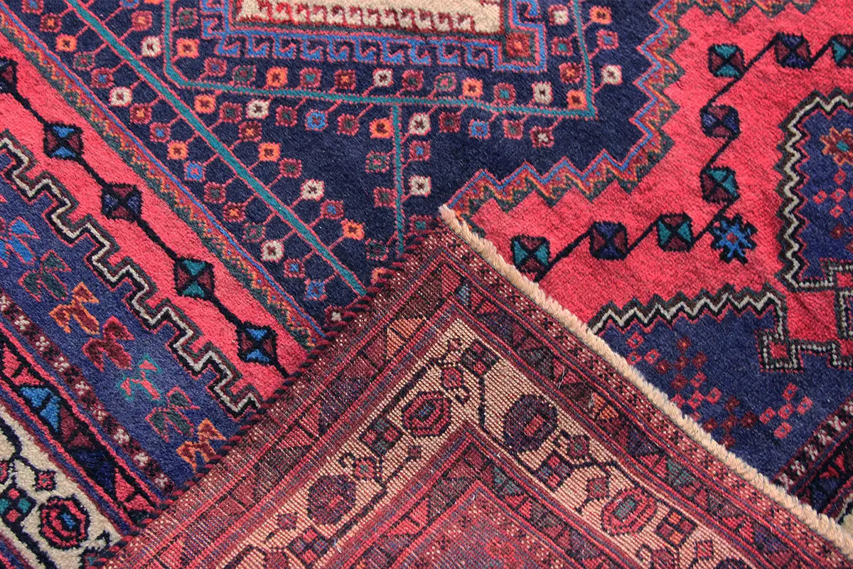 Sirjan rug, close-up of the border with zigzag and diamond motifs