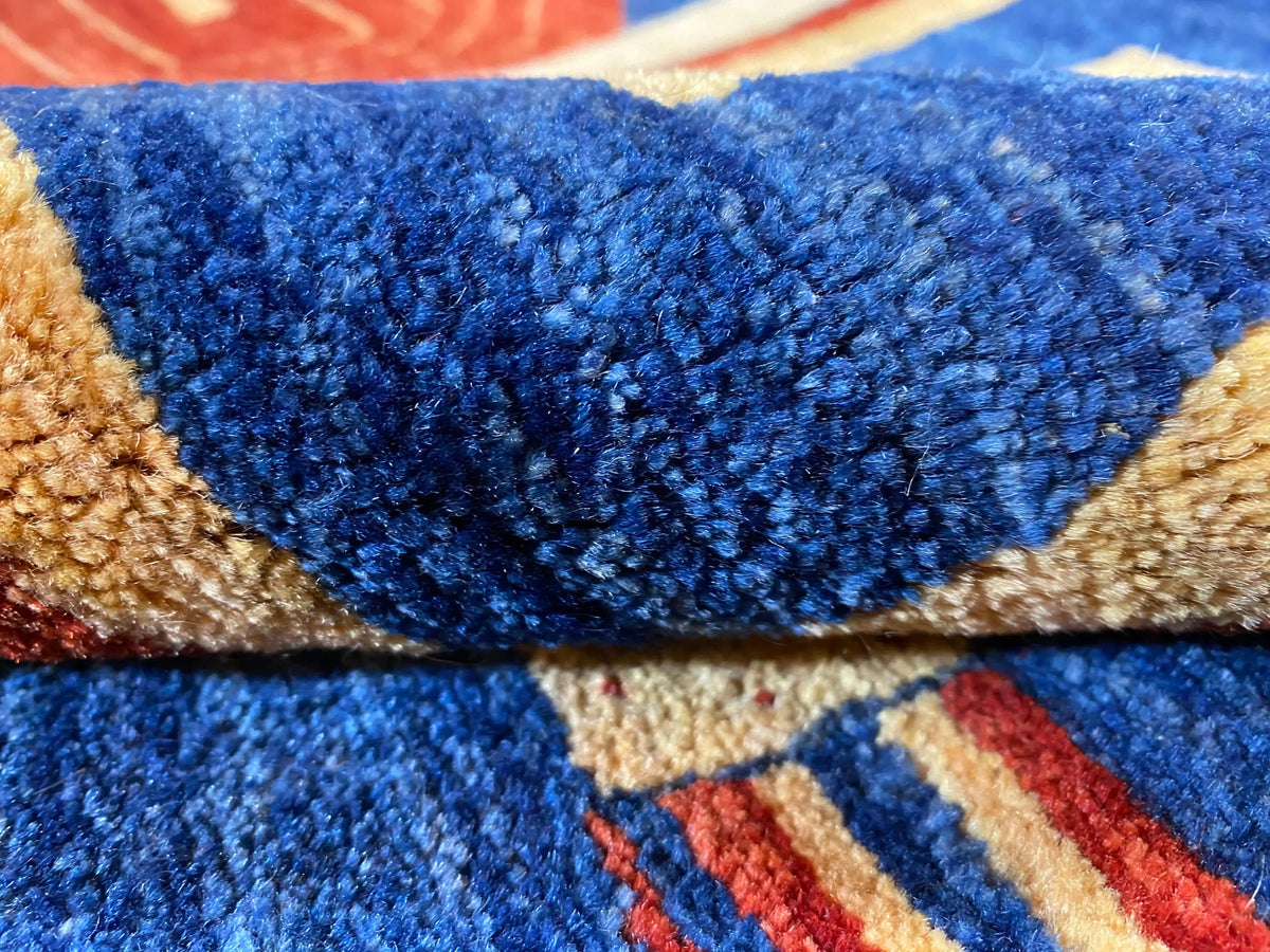 High-pile carpet detail: blue-beige pattern with clear contrasting edges