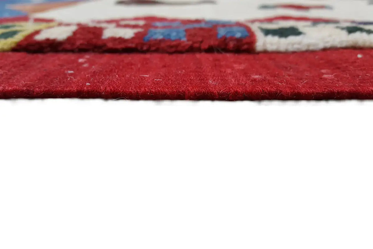 Kilim rug: close-up of the edge with short fringes and a multicolored border