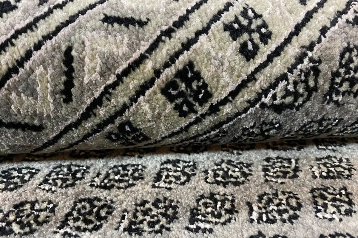 Teppich Botte Mir mit Ornament- und Punktmuster, grauer Flor mit dunklen Akzenten