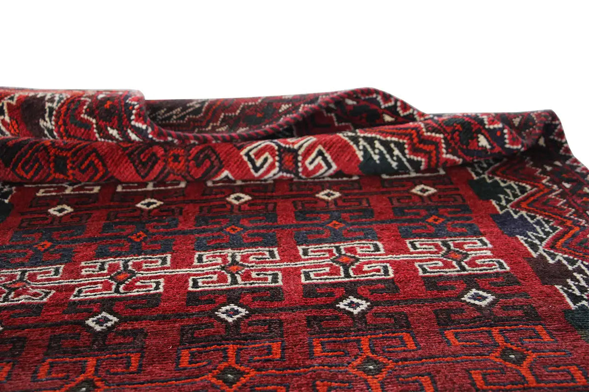 Qashqai runner corner and edge: red ornamental pattern, twisted edge visible