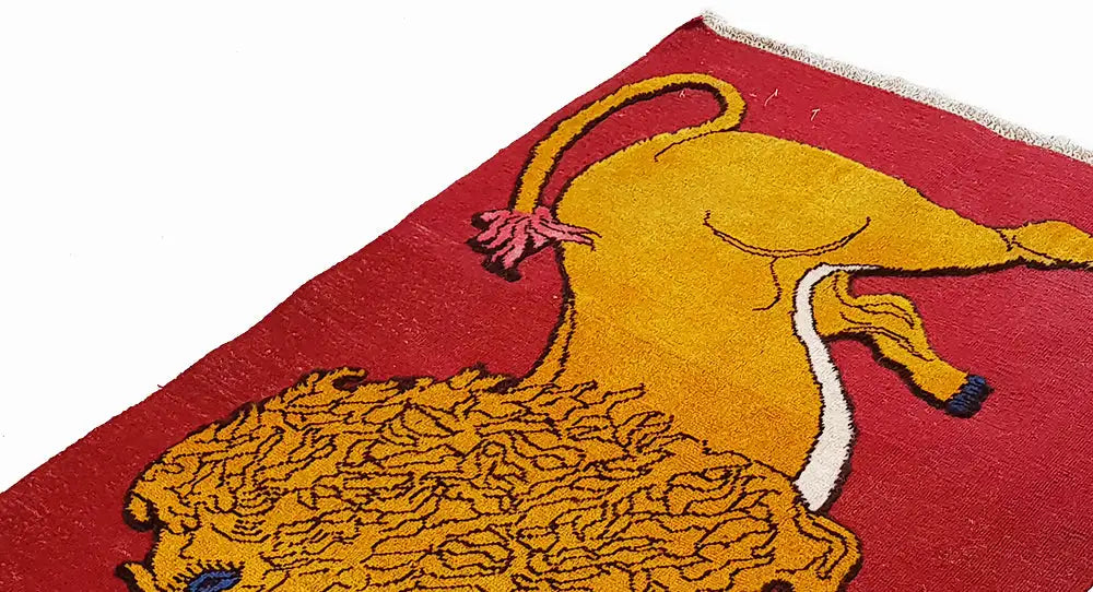 Rug with a detail of the yellow lion, red background, fringed edge
