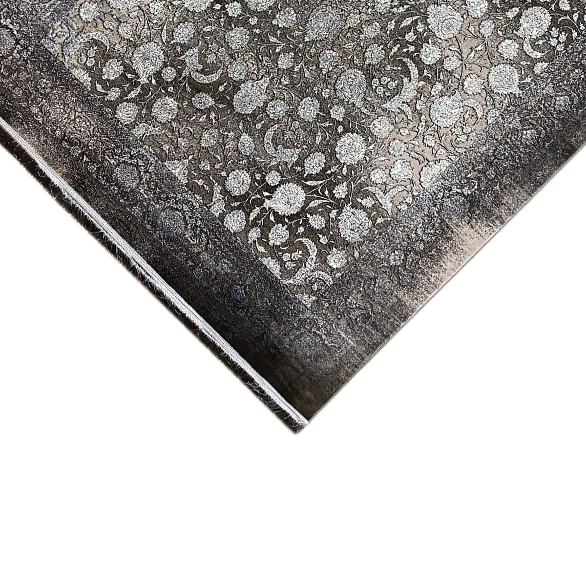 Moonflower rug 170x240 cm, detailed view of the corner with floral ornamentation and fringed edges