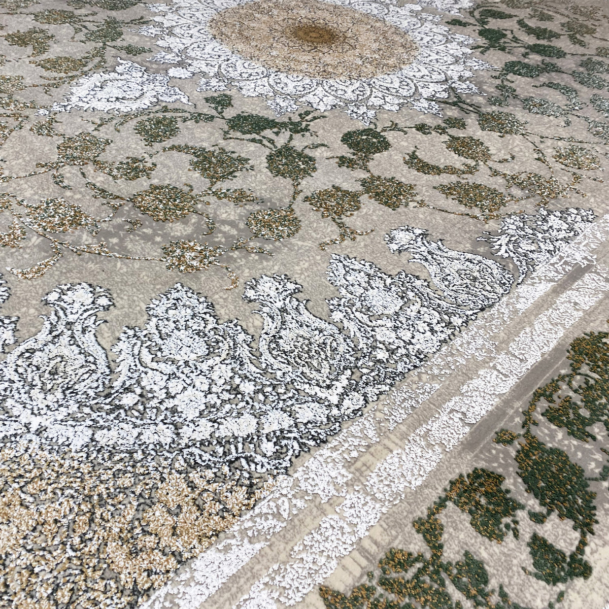 Rug 170x240 cm, close-up of the edge: silver Baroque ornaments, green braided motifs