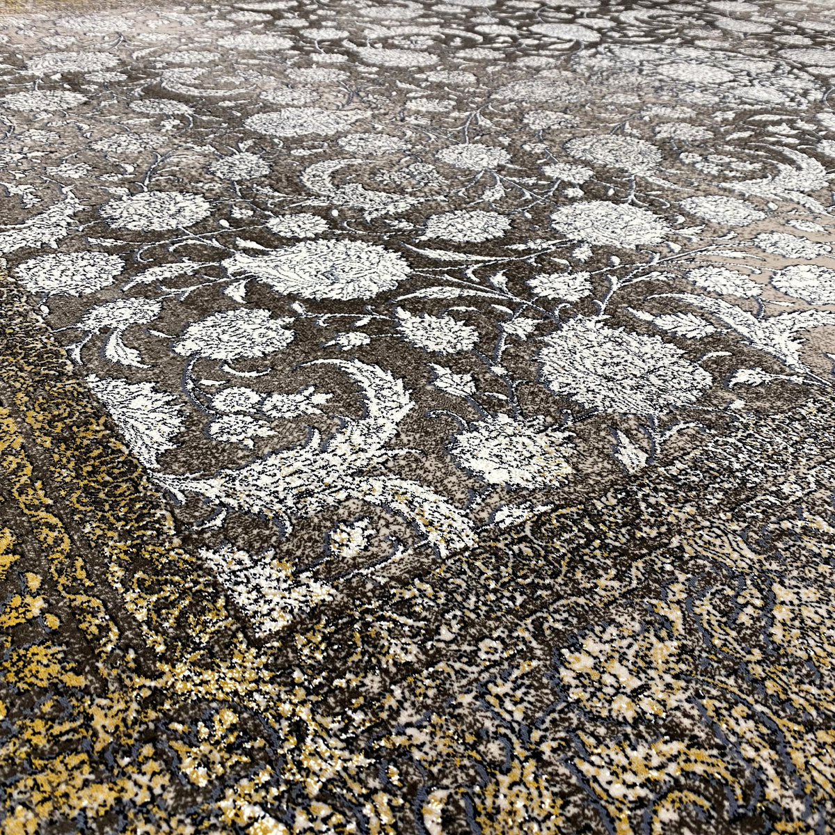 “Eternal Autumn” rug 170x240 cm, detail view with floral ornaments and a gold-colored corner section