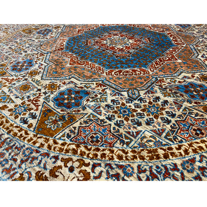 Close-up: rug pattern with a blue medallion and geometric ornaments in beige/brown