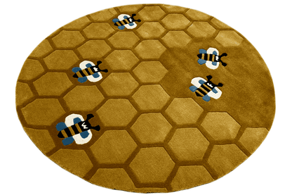 Round honeycomb rug for children, golden brown, bees on a hexagonal pattern
