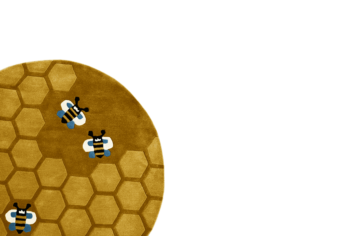 Round honeycomb rug for children, yellow-brown honeycomb pattern with bees in the corner