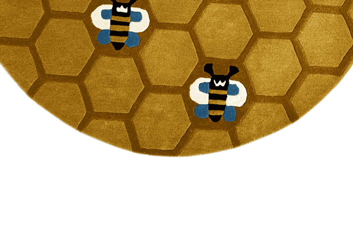 Round honeycomb rug for children, yellow-brown, bee motifs around the edge in the image crop