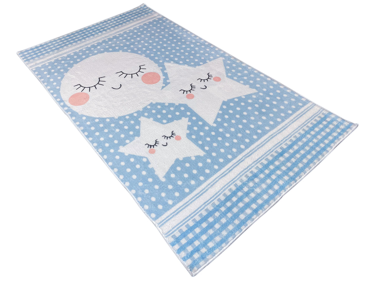 Blauer Kinderteppich mit Stern- und Wolkenmotiven, diagonal fotografiert, gestreifte Kanten.