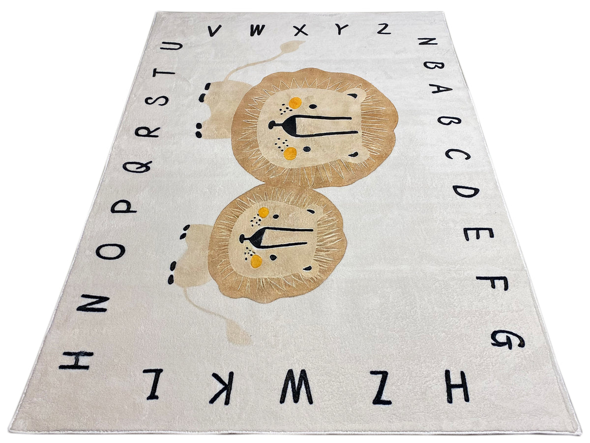 Beiger Kinderteppich mit zwei Löwenköpfen und schwarzem Buchstabenmuster