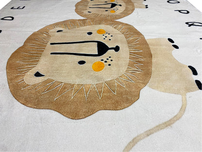 Kinderteppich-Detail: Löwenkopf mit gelben Punkten und schwarzer Mähne, beige