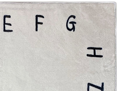 Kinderteppich-Ecke mit Buchstaben und gewebter Kante, beiges Grundgewebe