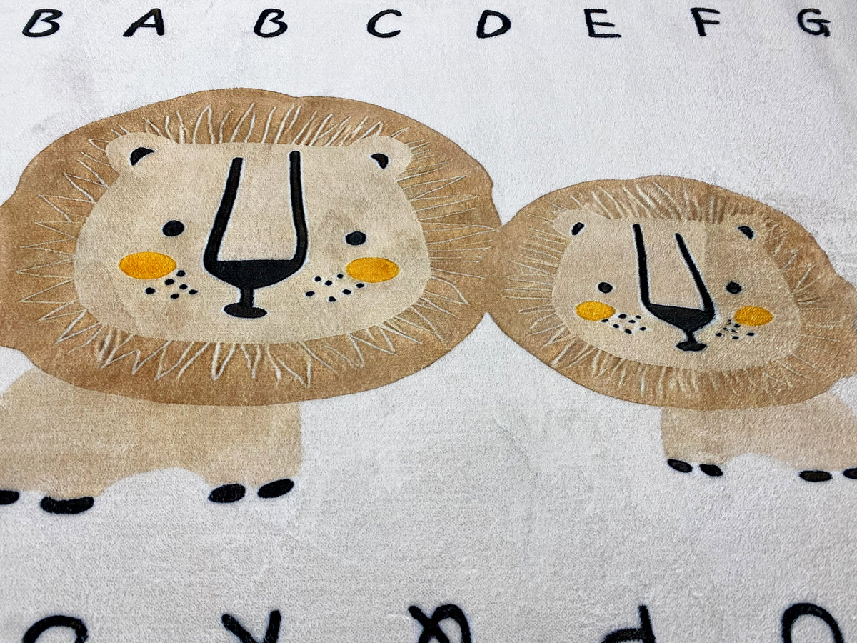 Kinderteppich-Detail: Löwenkopf-Motiv, Augen und Mähne in beigen Tönen
