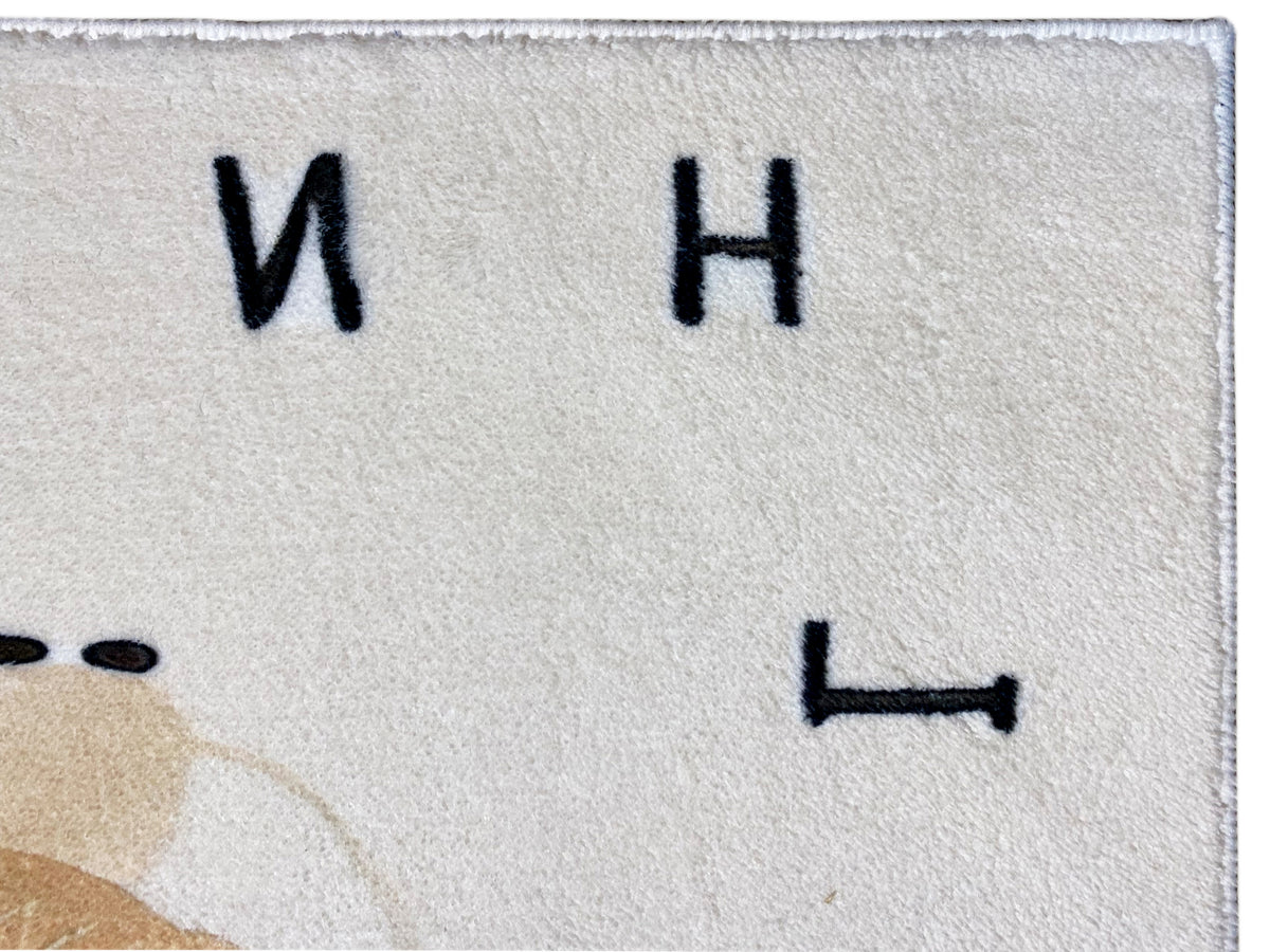 Kinderteppich-Detail mit Buchstaben M, H und Töne beiger Hintergrund, rechte Kante
