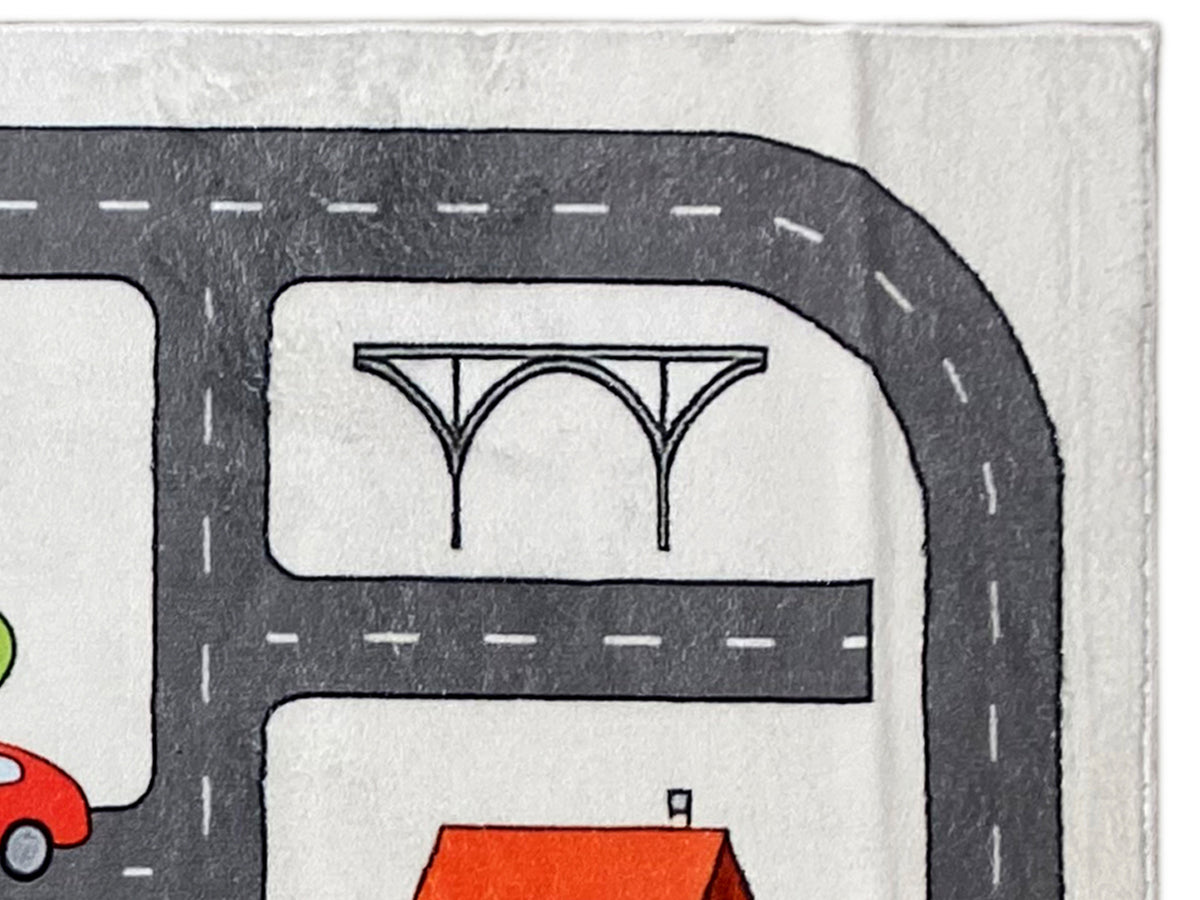 Detail Kinderteppich: Brückenbogen über Straße, mit Fahrspuren und Markierungen.