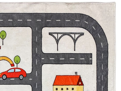 Kinderteppich-Detail: Brücke über die Straße und orangefarbenes Haus auf hellgrauem Grund.