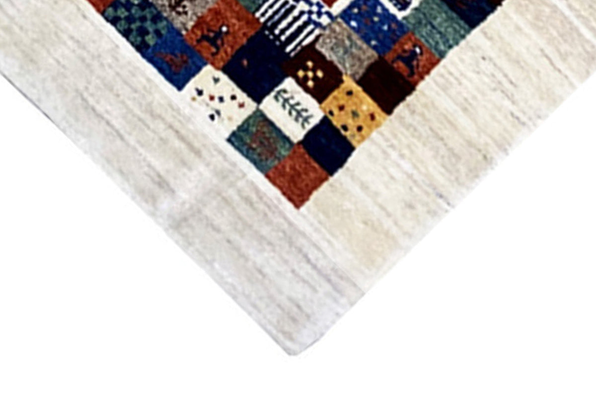 Gabbeh rug 299x200 cm: corner detail with white border and woven-in label