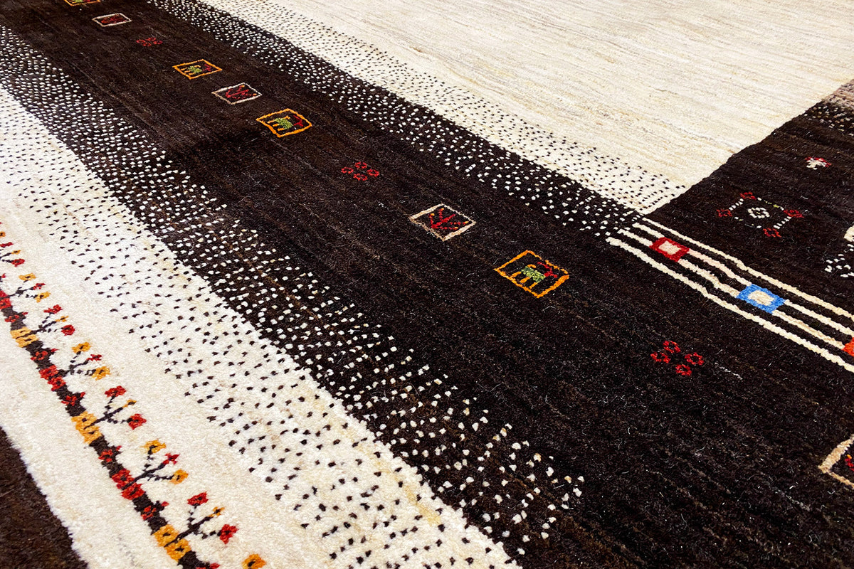 Gabbeh rug (298x196 cm) Detail: dark central band with woven-in geometric colored dots