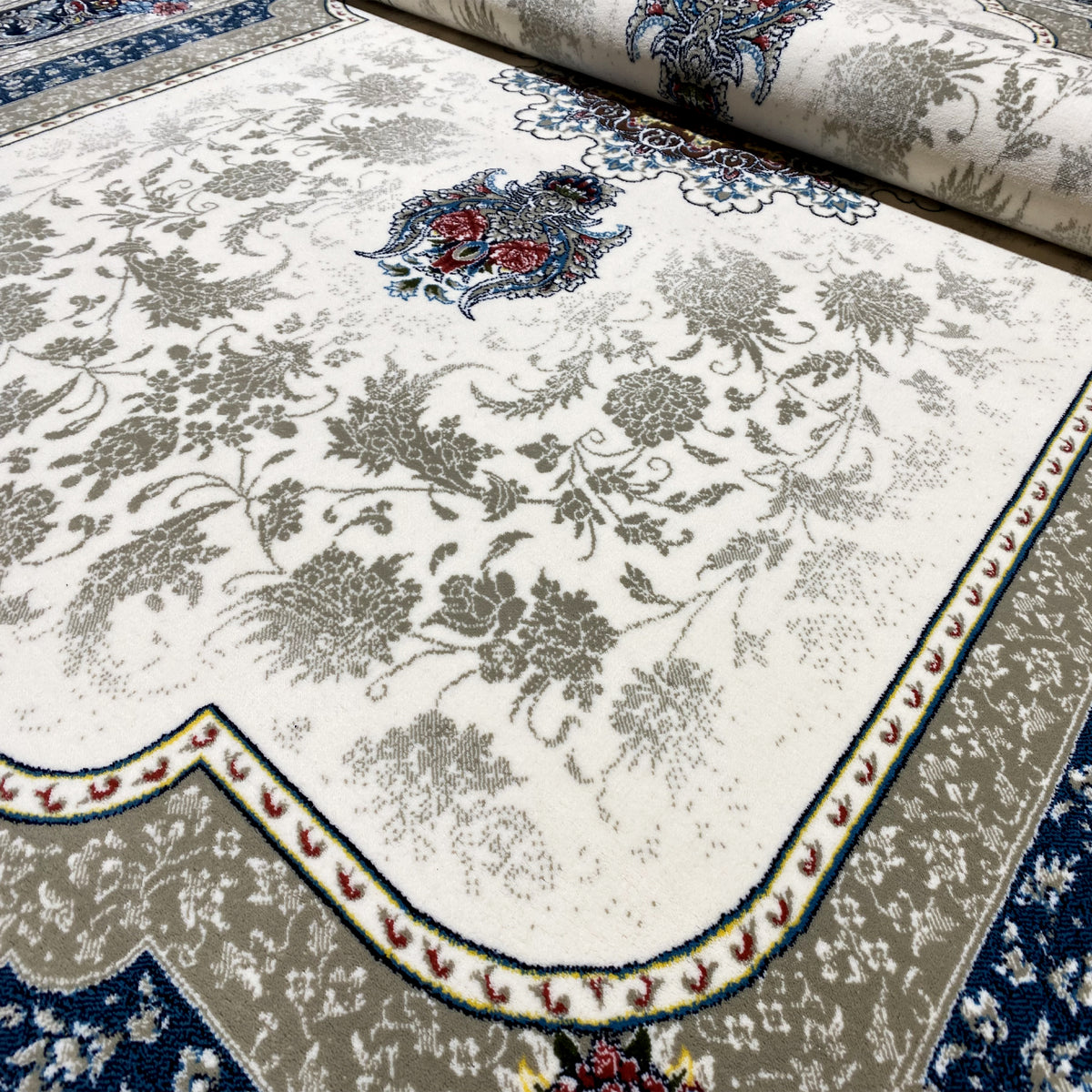 Cream-colored rug 170x240 cm with a blue ornamental pattern and border