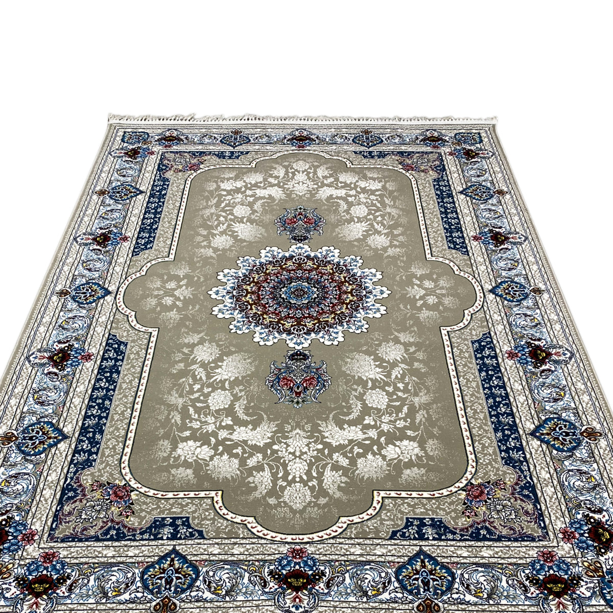 Carpet 170x240 cm close-up: medallion pattern, blue corner ornament, and tassel fringe