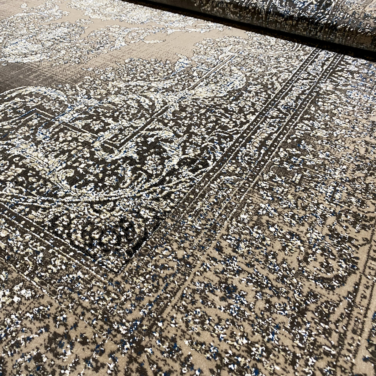 Rug 170x240 cm, close-up of the ornamental pattern with a silver texture and dark border