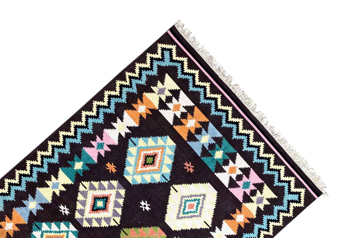 Kilim rug: triangular composition with quadrilateral motifs, colorful accents and fringes